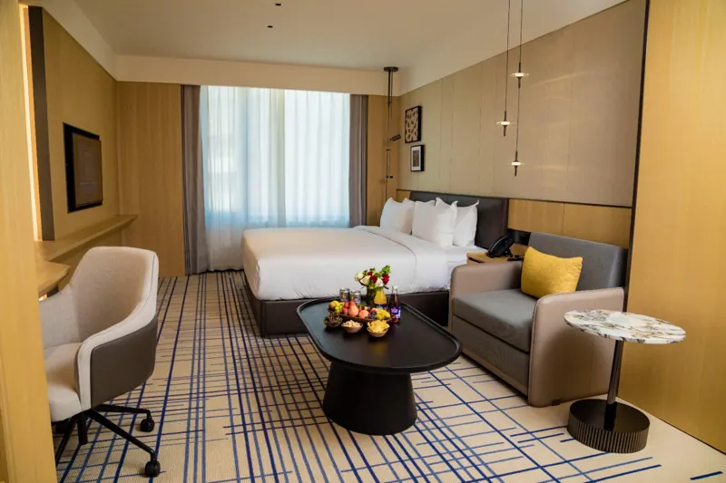 Chambre avec lit king size et coin salon