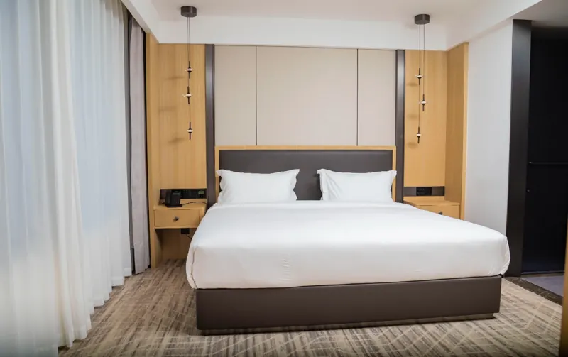 Lit king size et tête de lit en bois clair